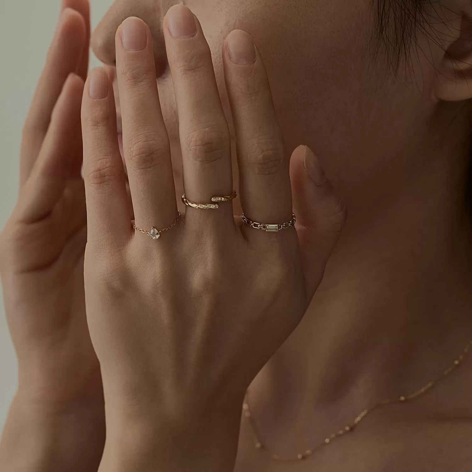 Solid Gold White Topaz Pear Chain Ring